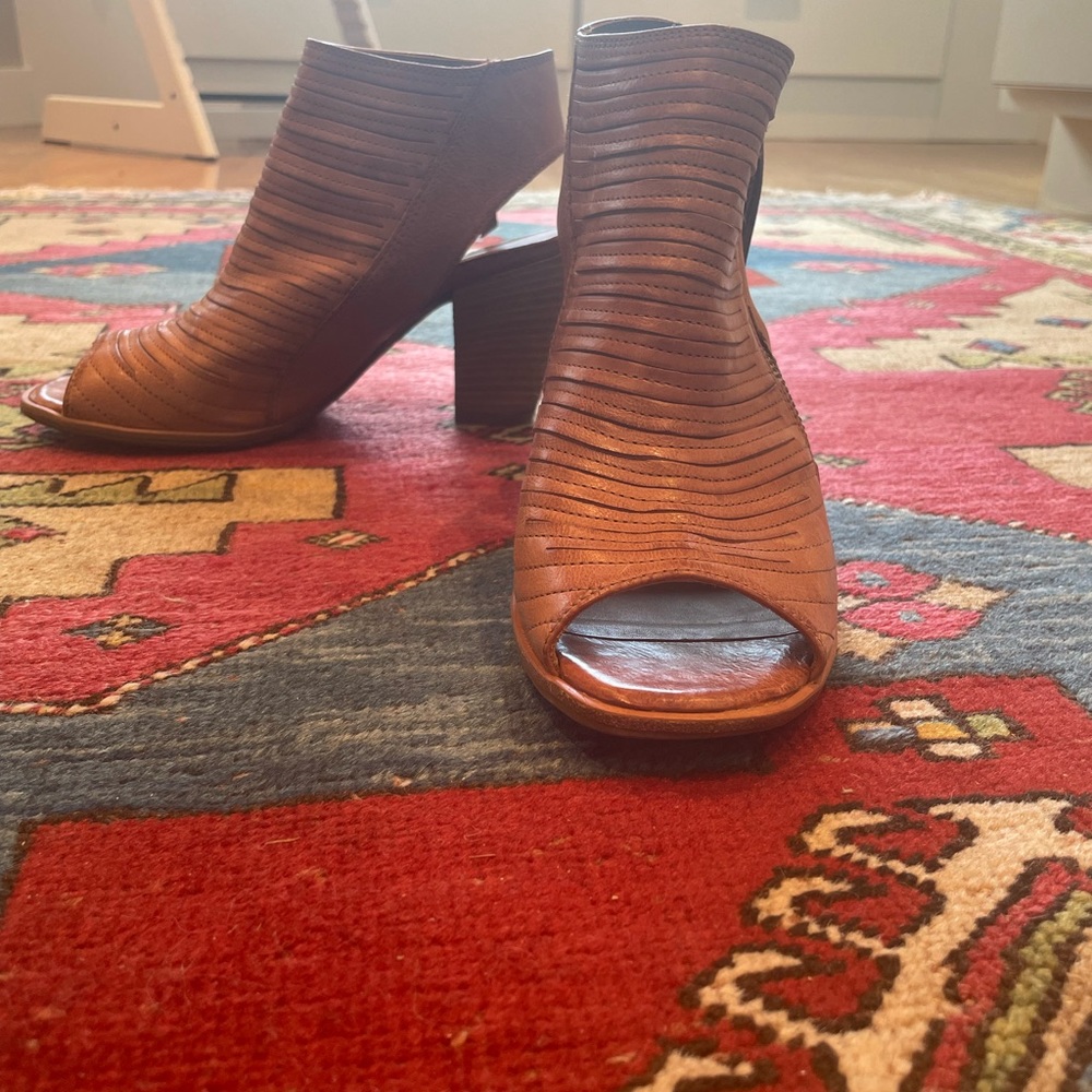Paul Green Cayanne Peep Toe Size 7